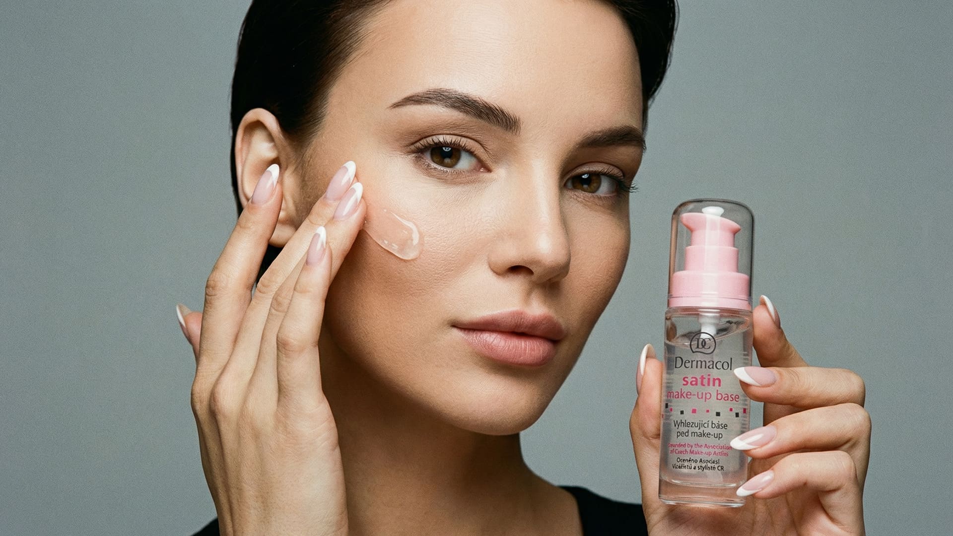 aplicação dermacol satin make-up primer